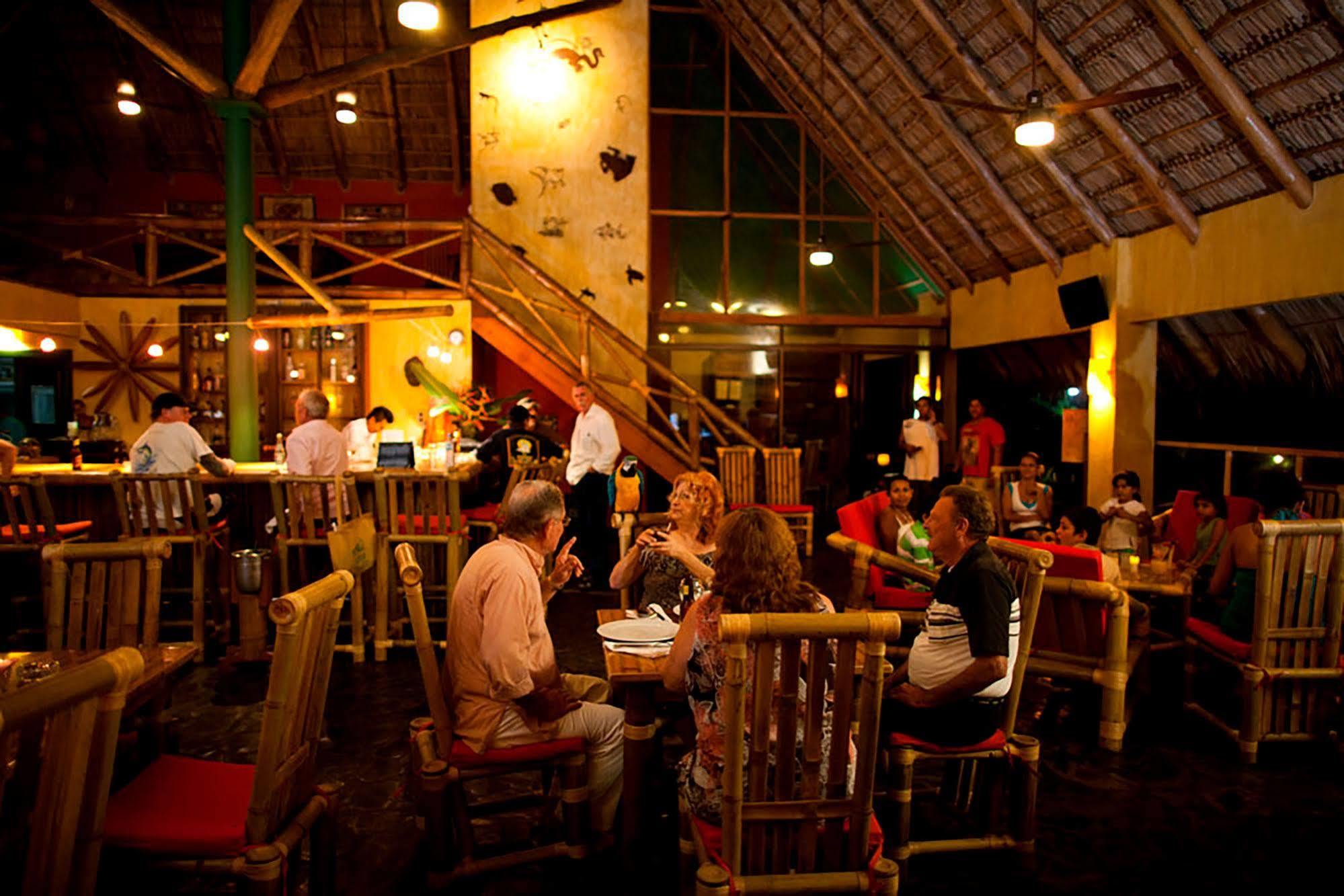 Clandestino Beach Resort Parrita Restaurang bild